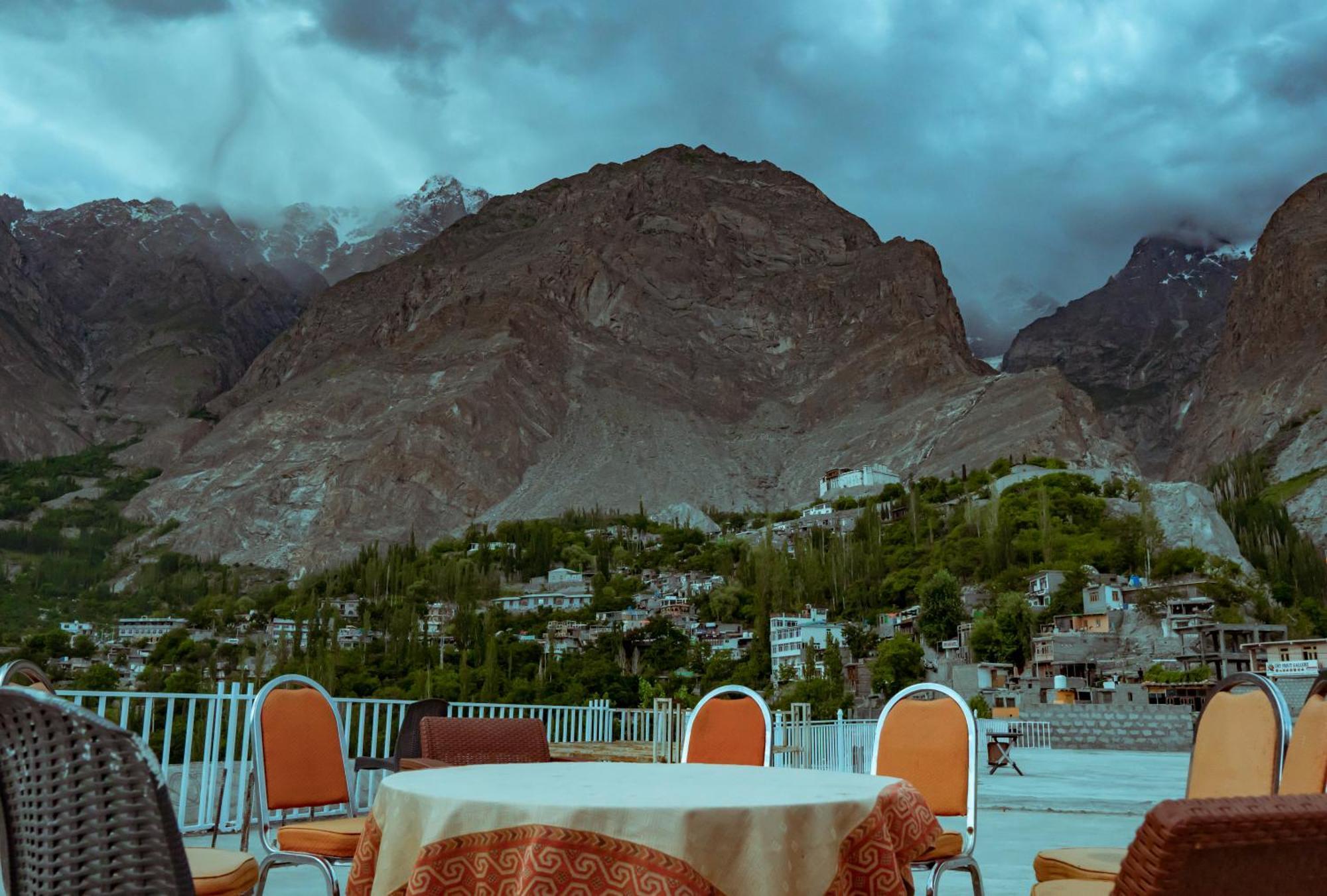 Hilltop Hotel, Hunza Karimabad  ภายนอก รูปภาพ